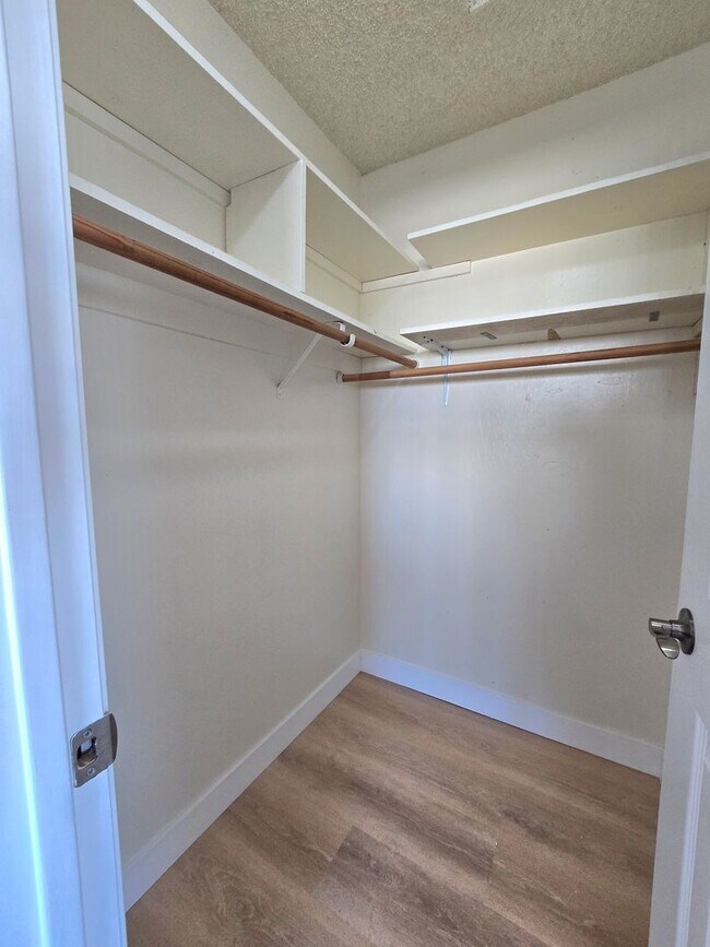 Building Photo - Beautifully Updated #4 Condo