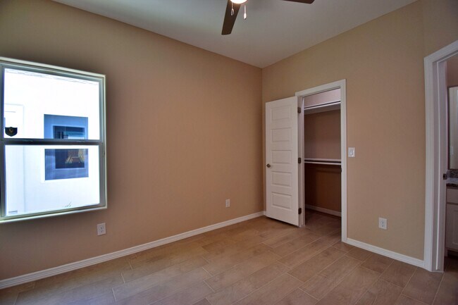 Building Photo - 2922 W Kenwood St