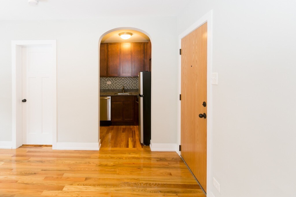 Building Photo - 553 W Arlington Pl