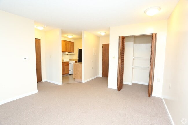 Building Photo - 2100 Greentree