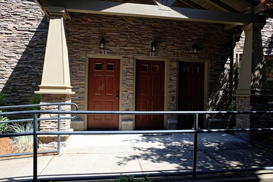 Building Photo - 618 NE Garswood Ln