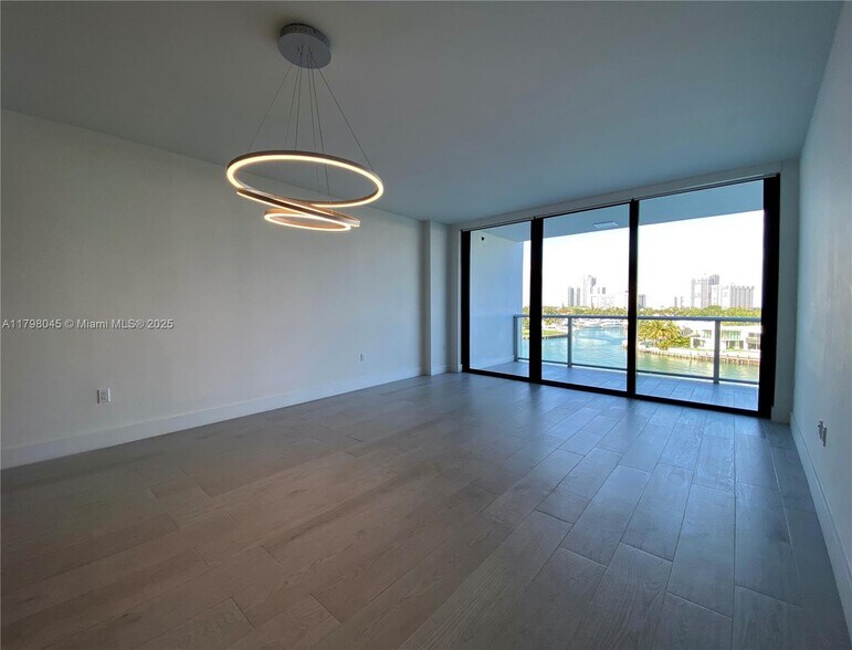 Building Photo - 10201 E Bay Harbor Dr