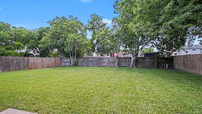 Building Photo - 215 Redbud Cir