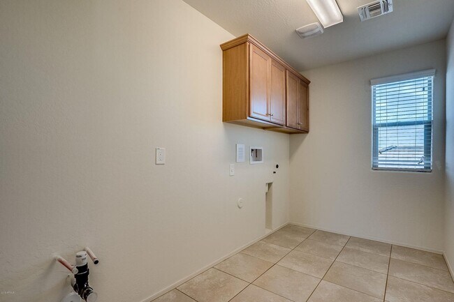 Building Photo - Charming 4-bed, 3.5 bath home with full SOLAR at Trailside community on Happy Valley in North Peoria