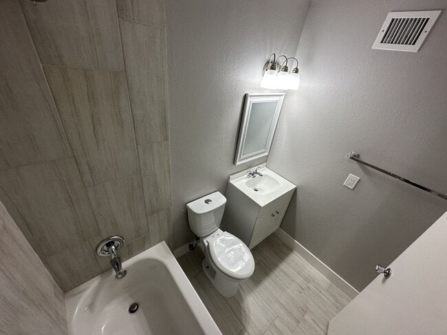 Building Photo - Cozy 2 bd, 1.5 bath condo with open floor plan.