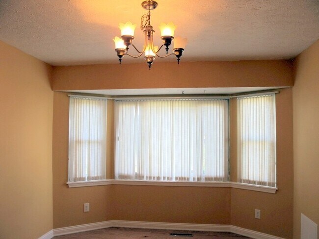 Building Photo - 927 Woods Hollow Dr