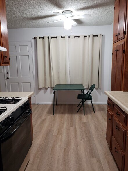 Building Photo - 150 E Lakeshore Dr