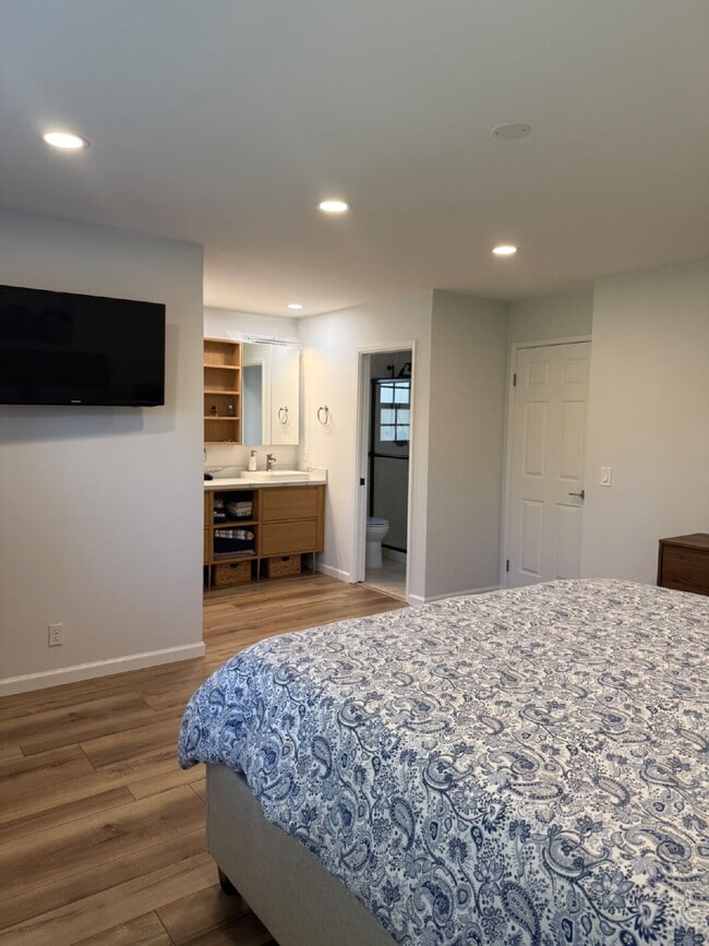 Building Photo - Stunning Fully Remodeled 4-Bedroom 2 Bathroom Home with Designer Kitchen & Spacious Open Layout i...