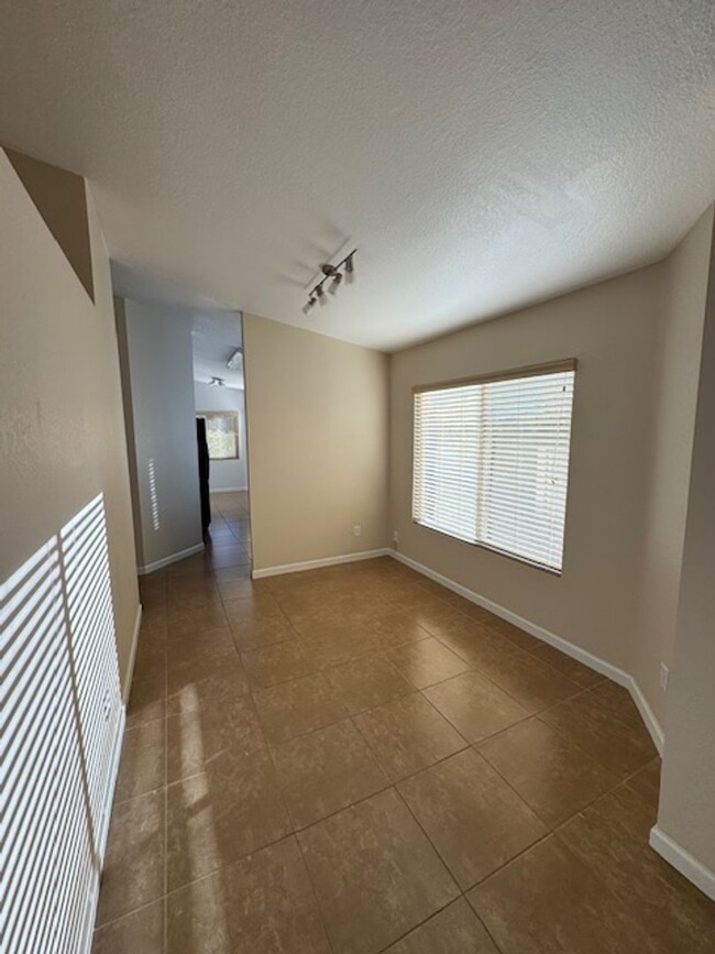 Building Photo - Northwest- 3 bedroom/ 2 bathroom single fa...