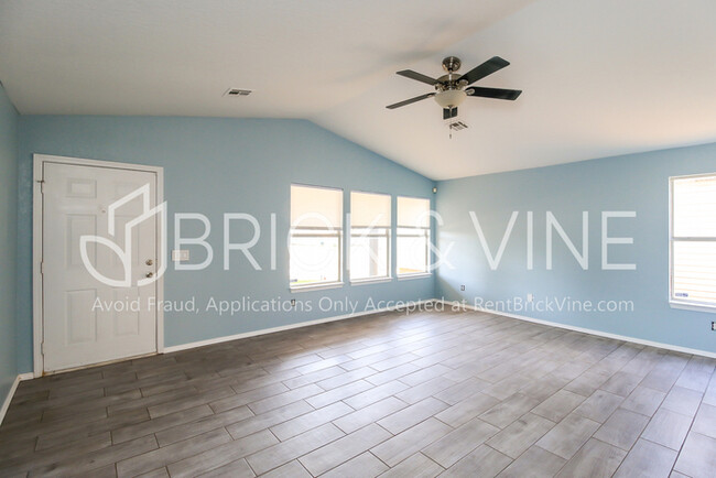 Building Photo - 920 Periwinkle Dr