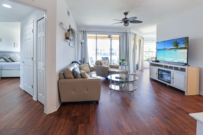 Building Photo - Spacious FURNISHED 3 Bed 2 Bath Condo In P...