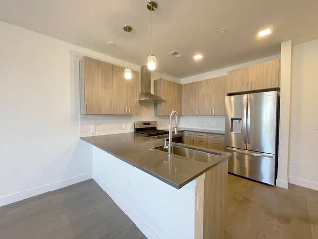 Building Photo - Improved Price!!!! Bustling Location! Mode...