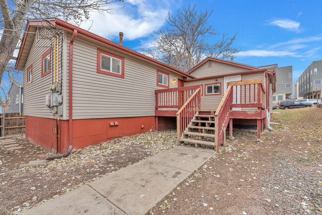 Building Photo - 2 Bed 1 Bath Duplex with fenced in front yard