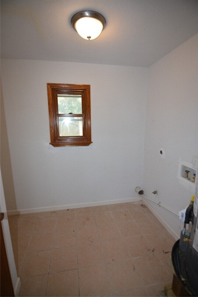 Building Photo - 906 Arrow Lake Dr