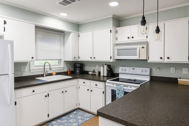 Building Photo - 1680 Hemingway Dr SW