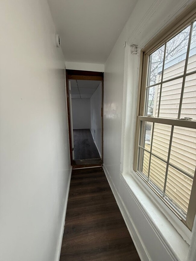 Building Photo - Nice size house for rent freshly done