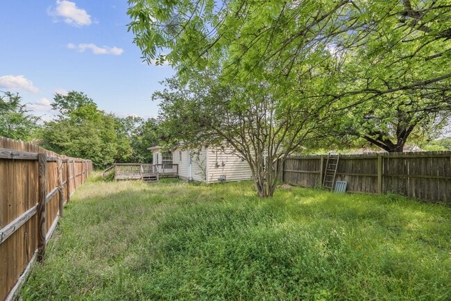 Building Photo - PRE-LEASING Spacious 2 Bed/1 Bath with Har...