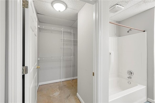 Building Photo - 302 S River Farm Dr