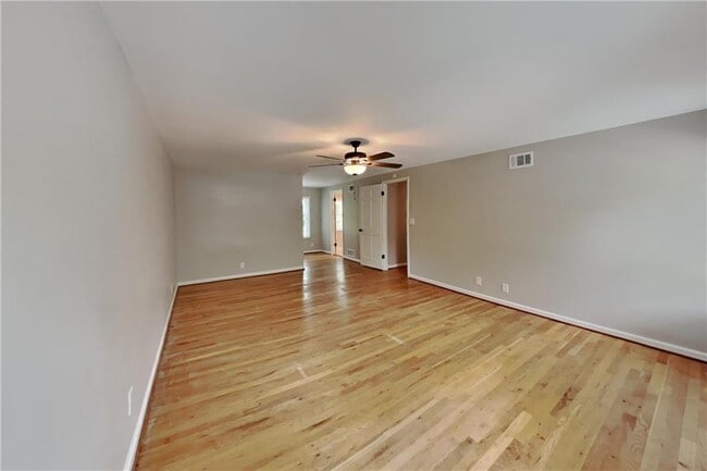 Building Photo - 3770 Fox Hills Dr SE