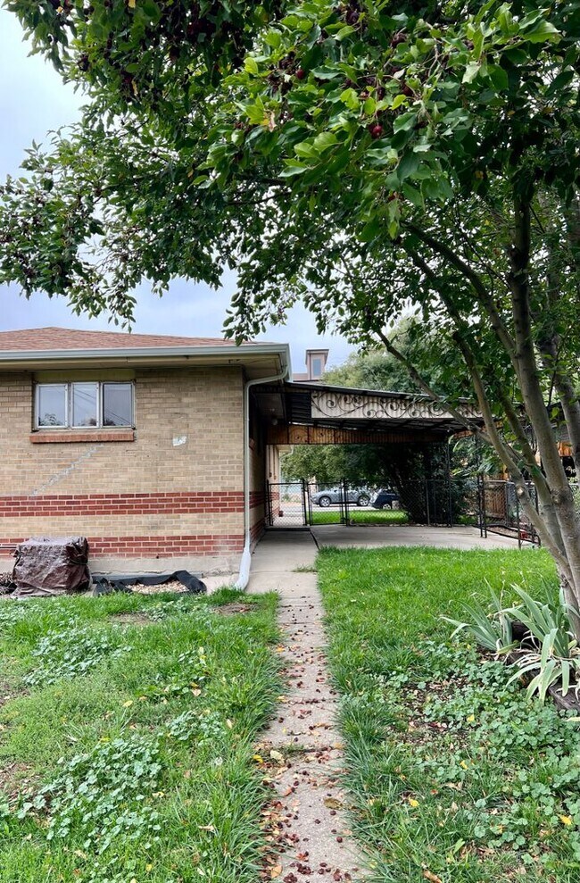 Building Photo - 3 Bedroom Home Walking distance to Sloan L...