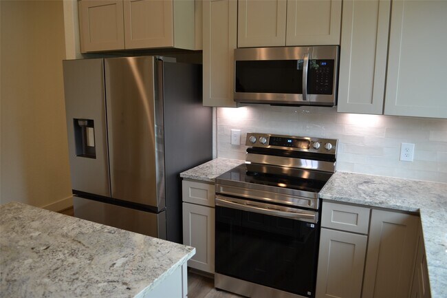 Building Photo - 729 Canyon Bend