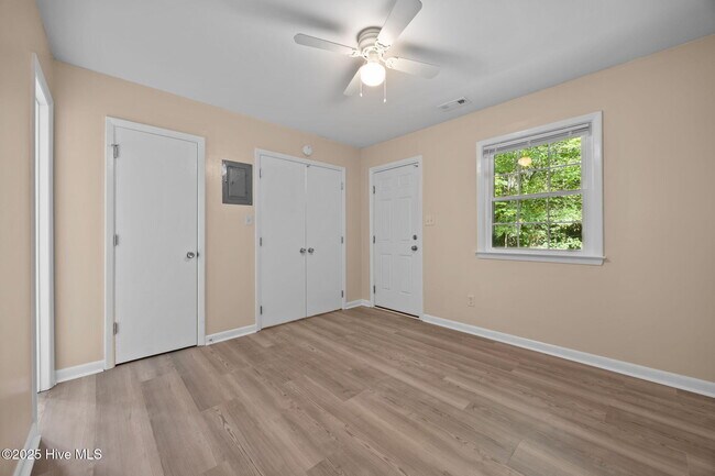 Building Photo - 1190 Gould Rd