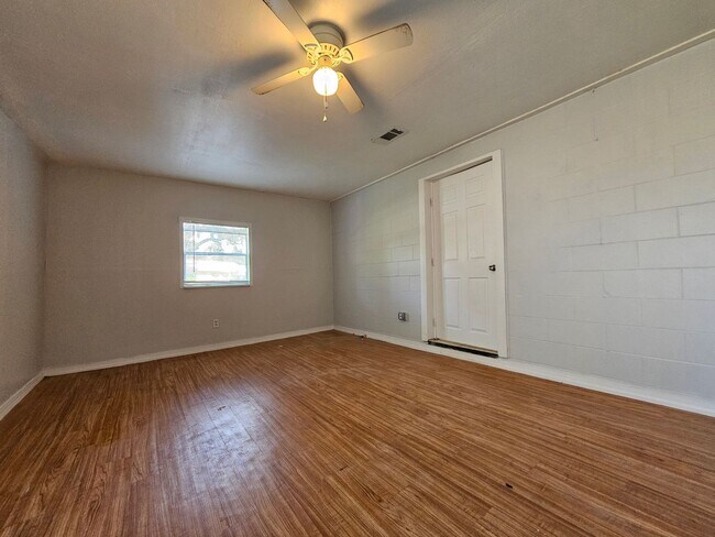Building Photo - Charming 3-Bedroom, 2-Bath Home with Bonus Room and Detached Garage in Lakeland!!
