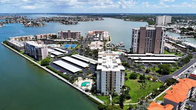 Building Photo - 7400 Sun Island Dr S
