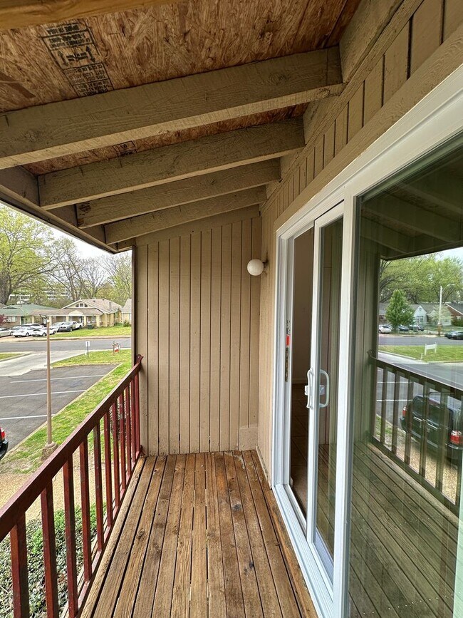 Building Photo - Condominium in Greenbrier! Near University of Memphis! Available Now!