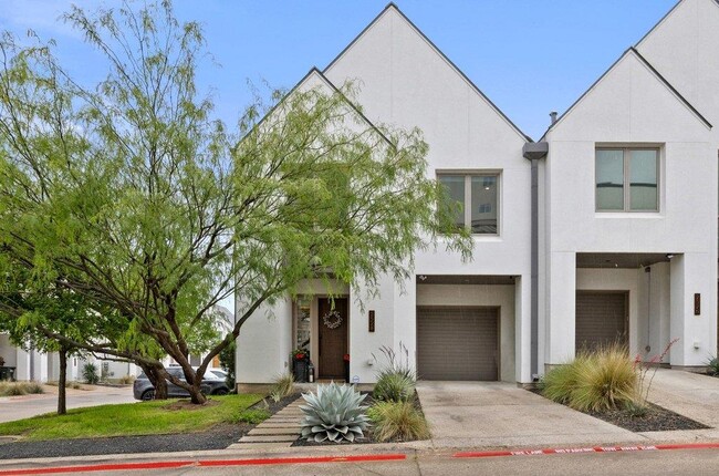 Building Photo - 2528 Watkins Wy