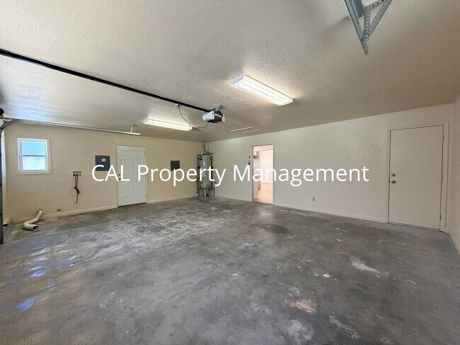 Building Photo - 245 Maple St