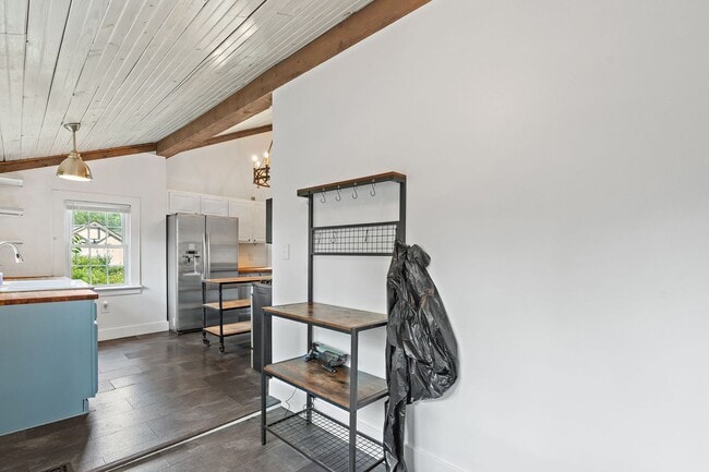 Building Photo - Adorable East Nashville Cottage w/ HUGE Fully-Fenced backyard!