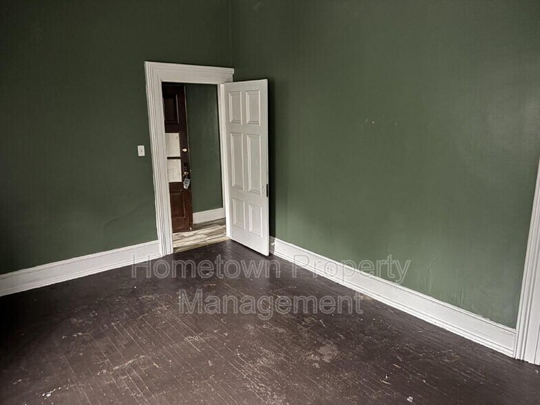 Building Photo - 319 E Sunbury St