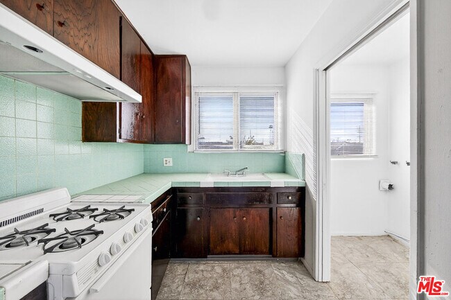 Building Photo - 304 E 95th St