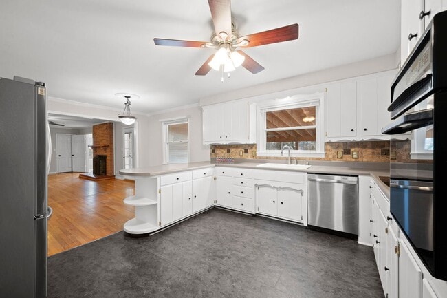 Building Photo - Spacious 4BR (or 3BR + Bonus) with 2 Living Rooms, Screened Porch & 4-Car Garage