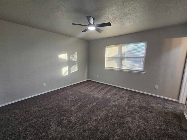 Building Photo - 6103 SW Oakcliff Ave