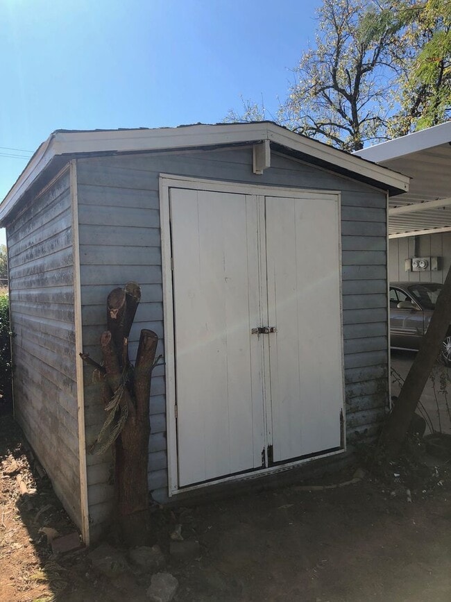 Building Photo - Newly remodeled 2 bedroom duplex in SW Spr...