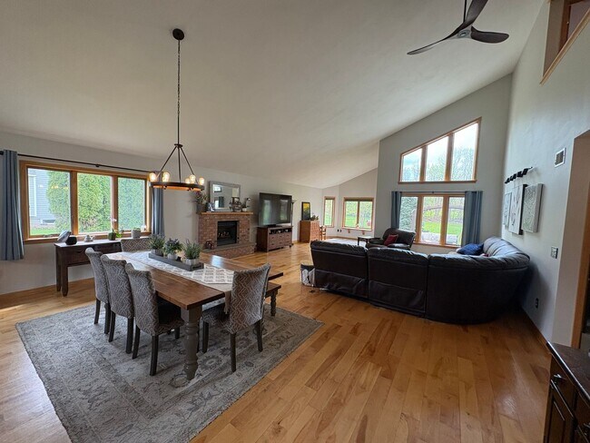 Building Photo - Large 4BR/2.5 BA Home w/ large yard & Central AC