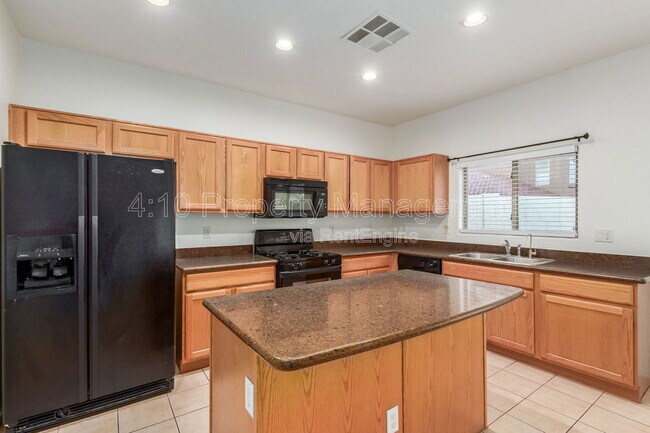 Building Photo - 2644 E Chester Dr