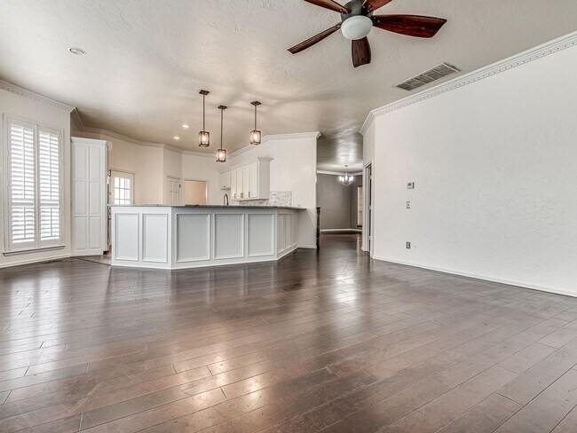 Building Photo - Spacious Home + East Edmond + 4 bedrooms + Fox Lake