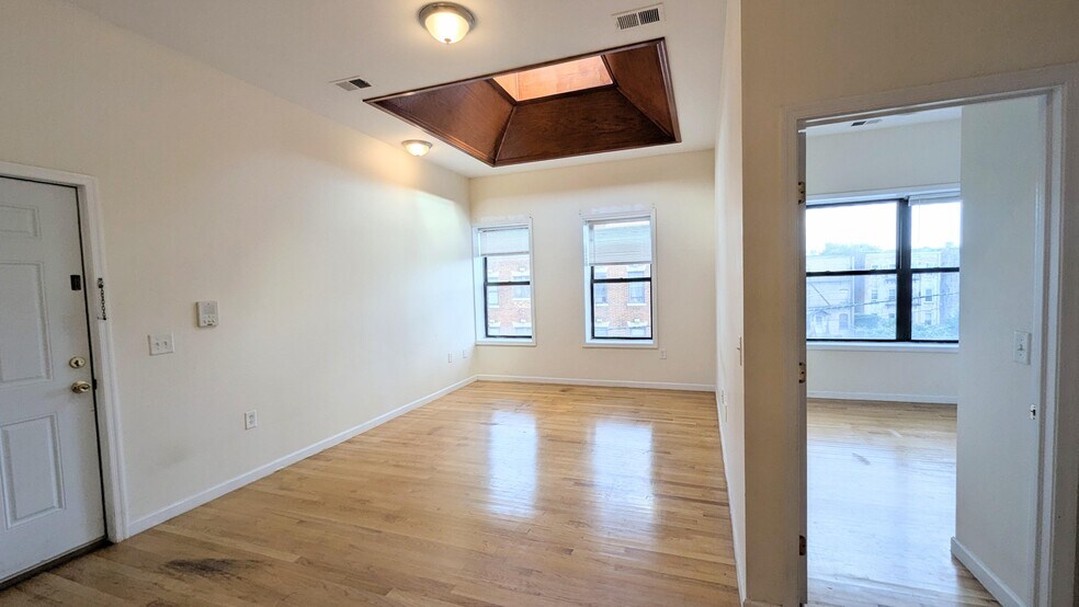 Building Photo - 215 Woodward St