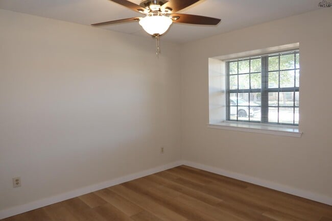 Building Photo - 4819 Royal Oak St