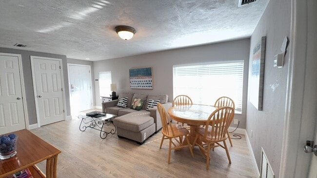 Building Photo - Fully Furnished Two Bedroom Long Term Beac...