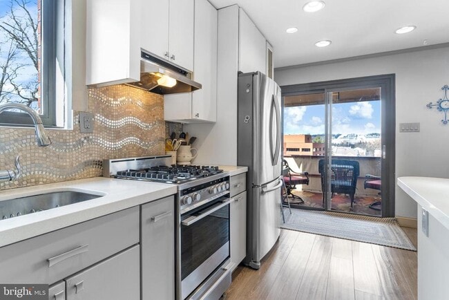 Building Photo - 1593 N Colonial Terrace