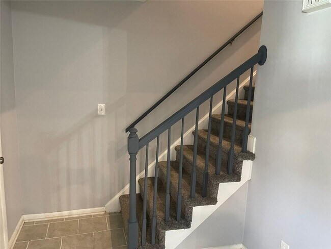 Building Photo - 1020 Country Ct