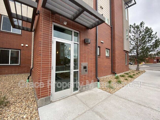 Building Photo - 981 S Sable Blvd