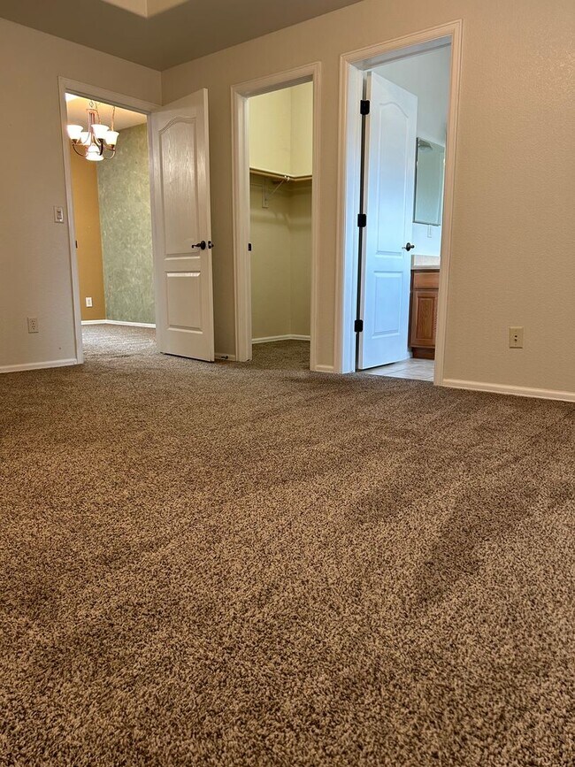 Building Photo - Charming 2 Bedroom 2 Bathroom Condominium in Mountain Shadows Area