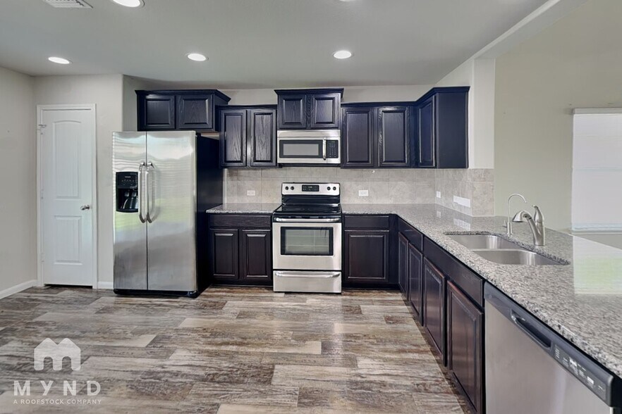 Building Photo - 717 Pinnacle Dr
