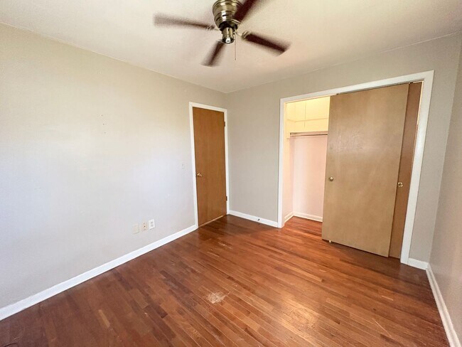 Building Photo - Charming 2 Bed, 1 Bath Home with Hardwood Floors