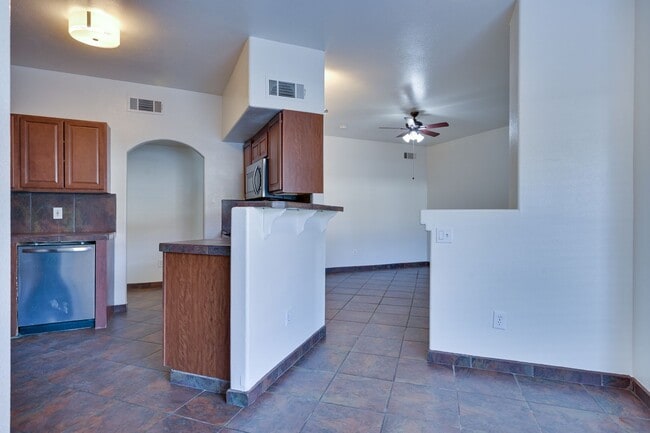 Building Photo - Guard Gated!!! Community Pool, Spa!!! Fitn...